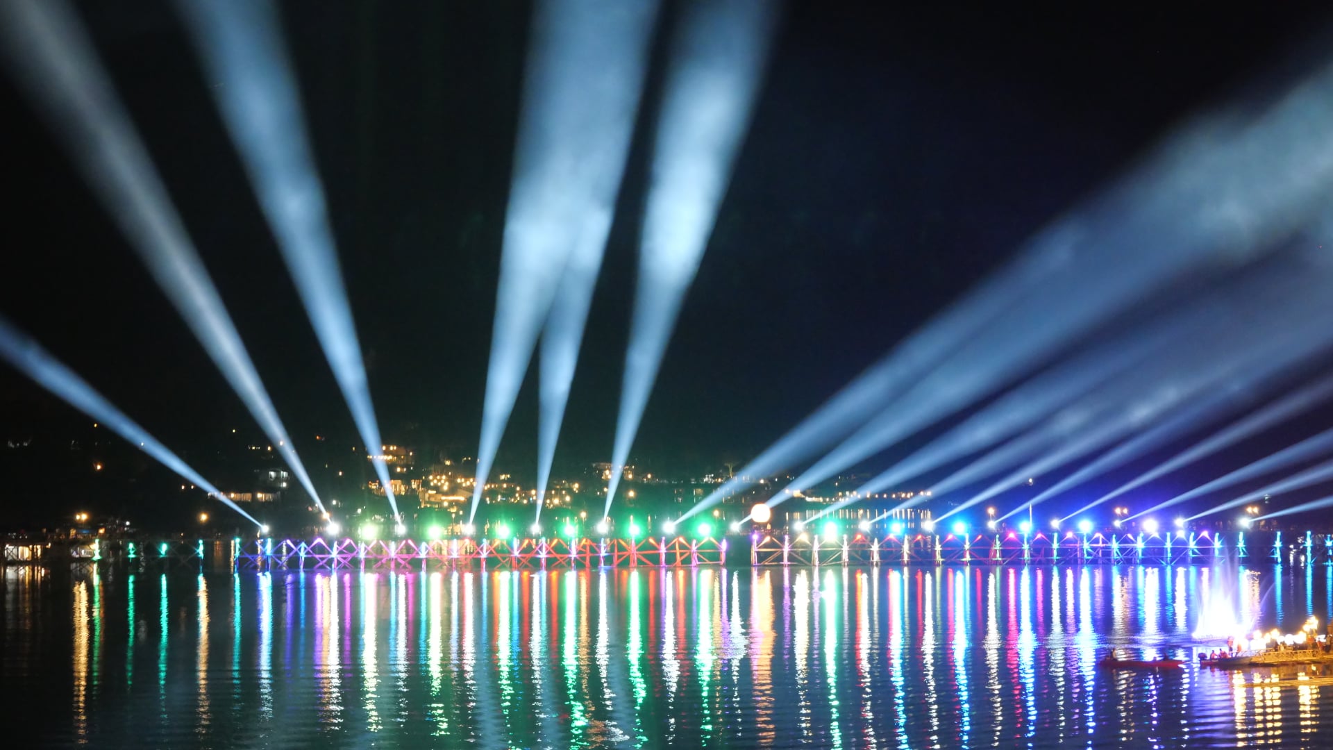ประชาชนในอำเภอสังขละบุรีและนักท่องเที่ยวร่วมเคาท์ดาวน์ขึ้นปีใหม่ 2565 กับงานมหัศจรรย์สะพานมอญ